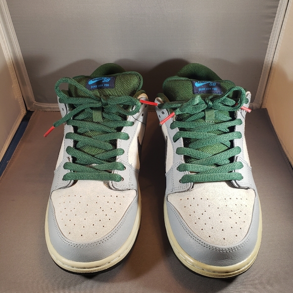 nike sb dunk maple leaf